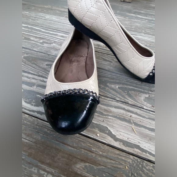 Aerosoles tan and black flats with metal accent. Size 7 1/2. - Picture 3 of 3